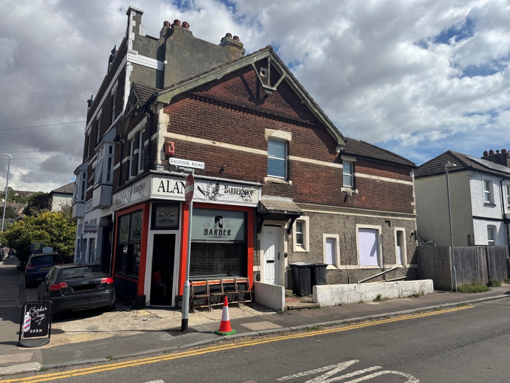 Lot: 218 - VACANT TWO-BEDROOM FLAT - Front of property